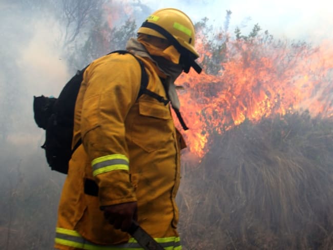Bomberos atienden un incendio forestal en el municipio de Lenguazaque en Cundinamarca