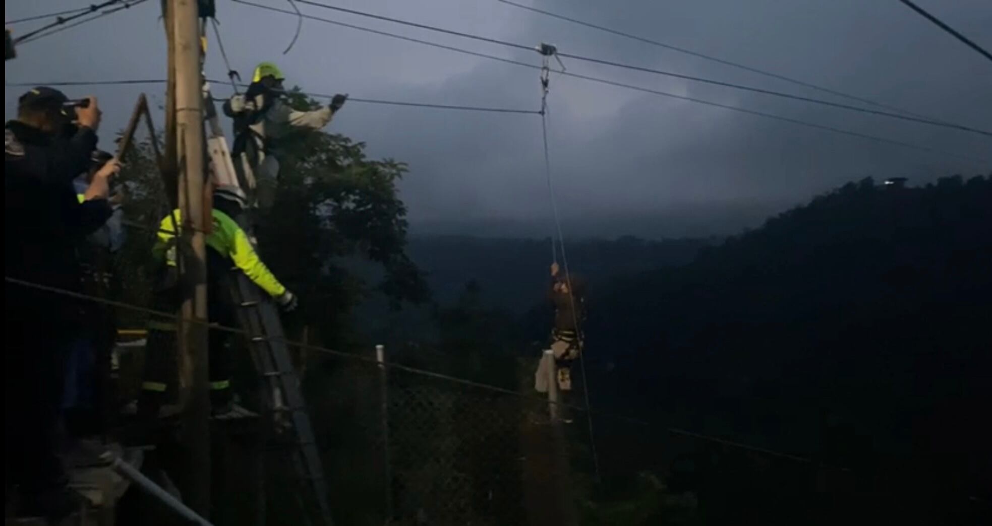 Rescate de personas atrapadas en una góndola de un cable aéreo en Papayal, Villamaría.