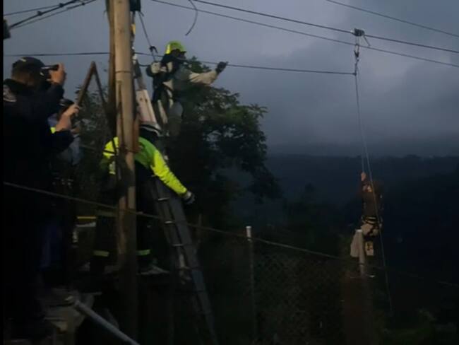 Rescate de personas atrapadas en una góndola de un cable aéreo en Papayal, Villamaría.