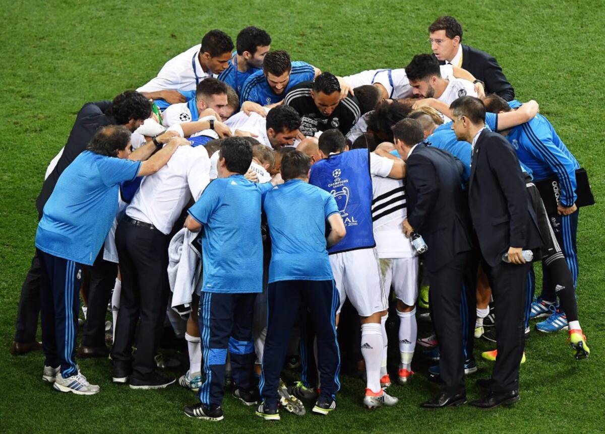El plantel de Real Madrid reunido previo al tiempo extra.