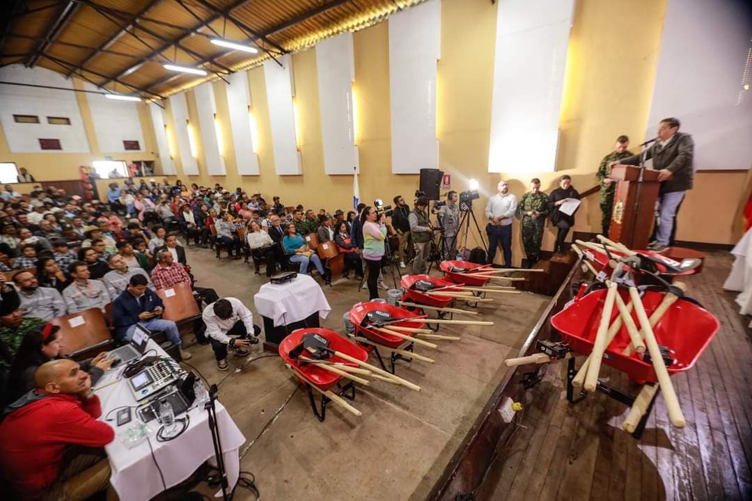 En el teatro de Acerías Paz del Río, se hizo entrega de los 20 kits de herramietas para el agro a los agricultores de Boyacá / Foto: Suministrada.