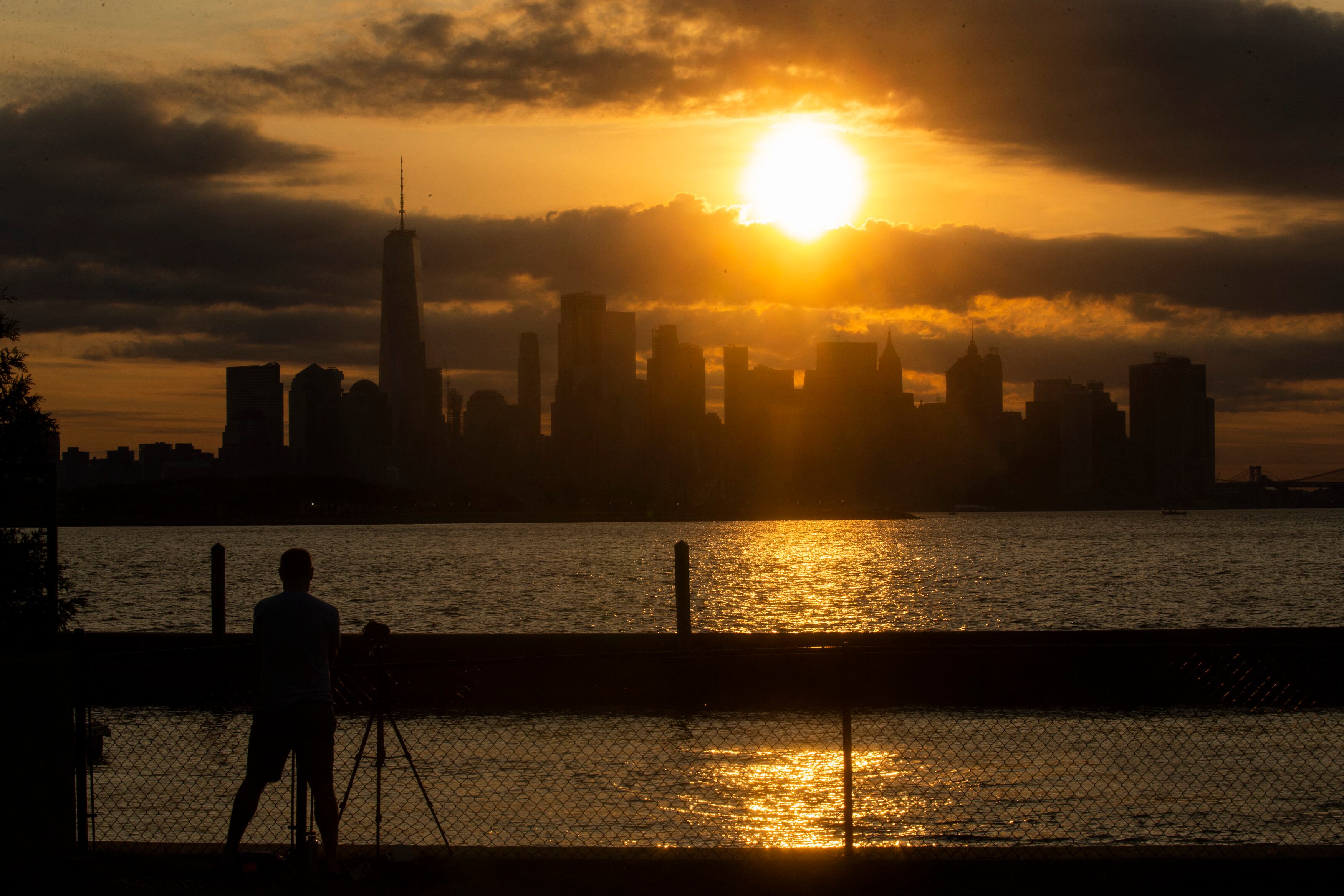 Luna cubre parcialmente el sol durante un eclipse solar en Nueva Jersey. (Foto de KENA BETANCUR/AFP vía Getty Images)