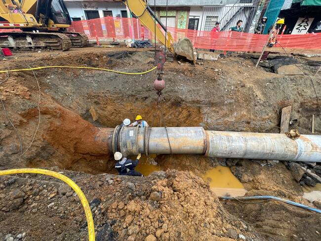 Avería de tubo en Sinaí, Medellín. Foto: EPM