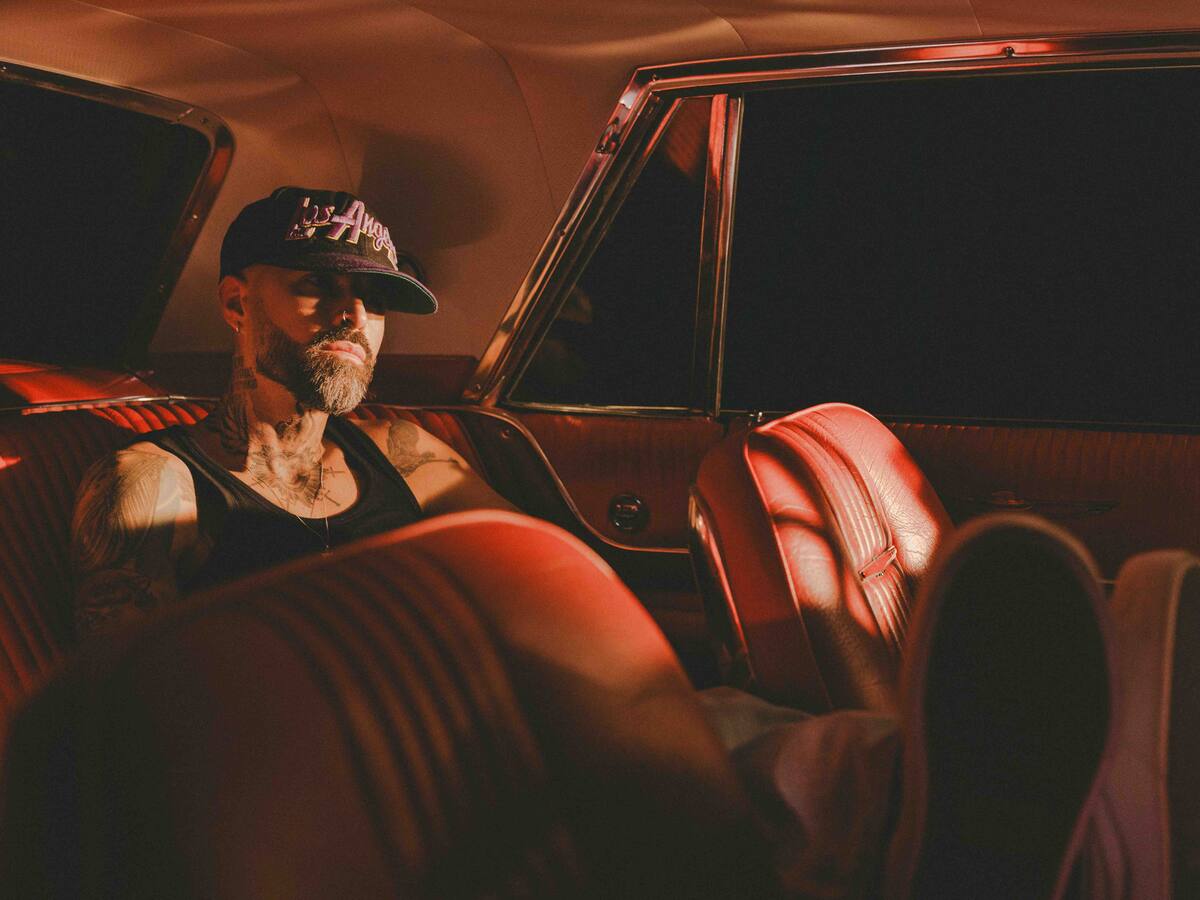 Mike Bahía estrena “Un Vacío”, una canción que transforma la nostalgia en música