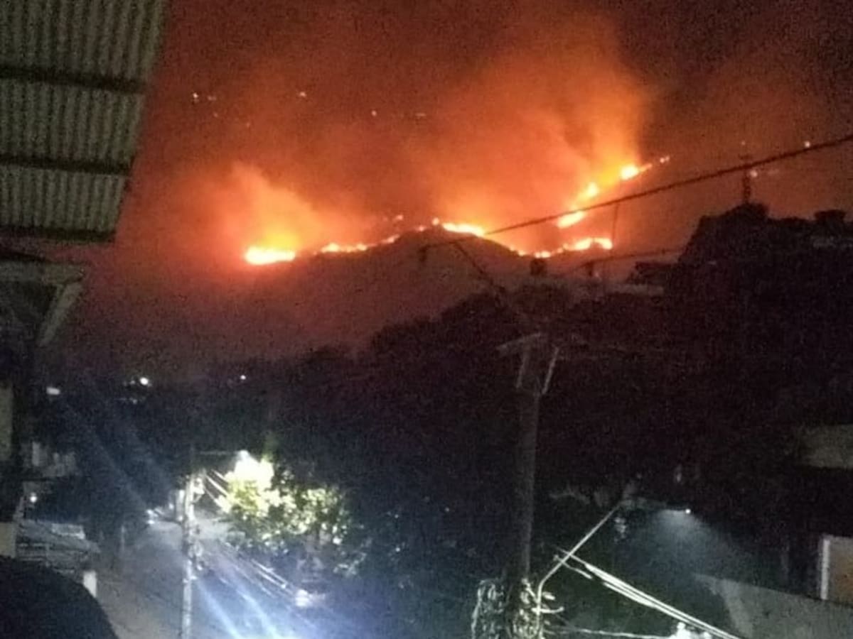 Incendio forestal en los cerros de Alto Menga, al norte de Cali, deja varias viviendas afectadas