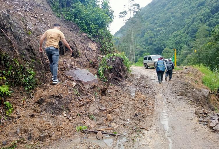 En Timaná, el desprendimiento de rocas ha bloqueado vías. Foto Relacionada