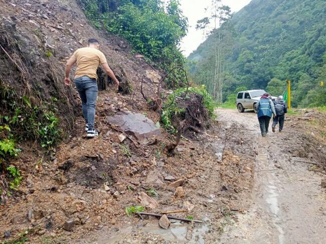 En Timaná, el desprendimiento de rocas ha bloqueado vías. Foto Relacionada