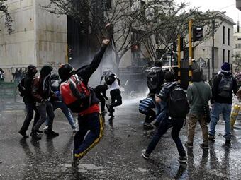 Manifestantes se enfrentar¡on a la policía el pasado jueves en Bogotá. Foto: Efe.