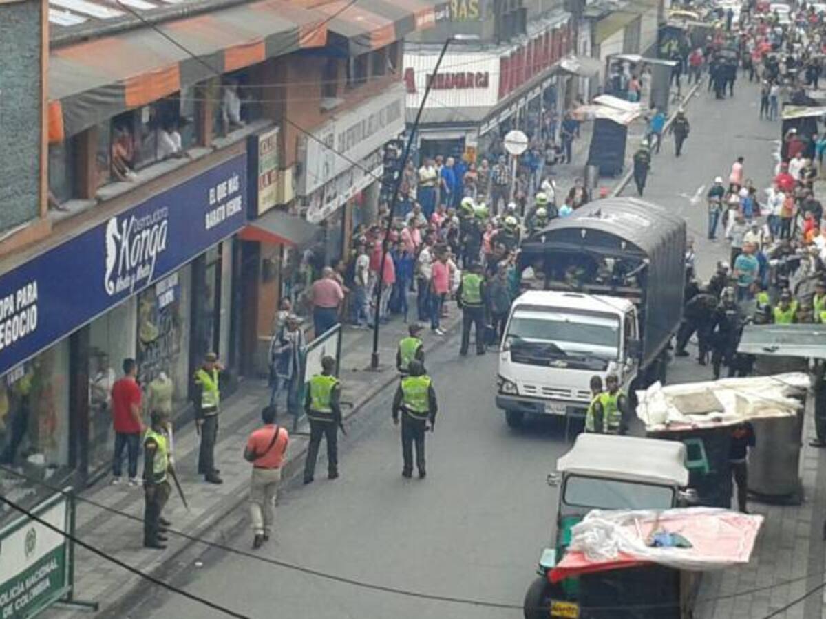 (VIDEO) Enfrentamientos entre la policía y vendedores en el centro de Armenia