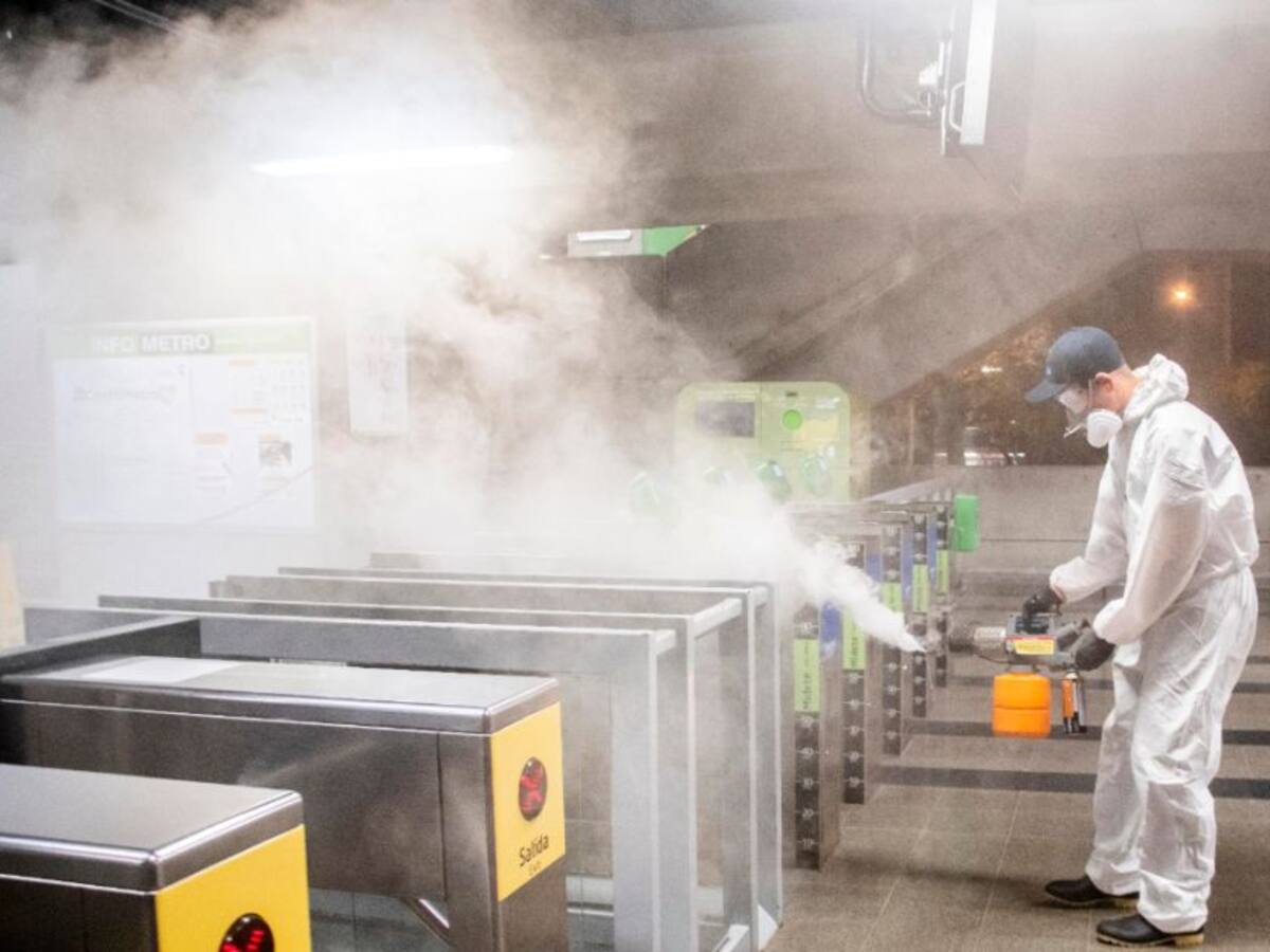 Con lavamanos y desinfección por aspersión, el Metro toma medidas
