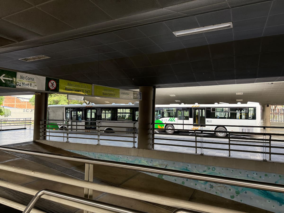 Metrolínea reactiva operaciones por el corredor exclusivo con buses a gas