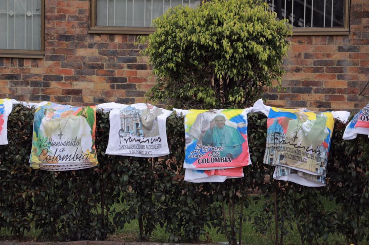 Camisetas estampadas con la imagen del papa Francisco se venden en los alrededores del parque. 