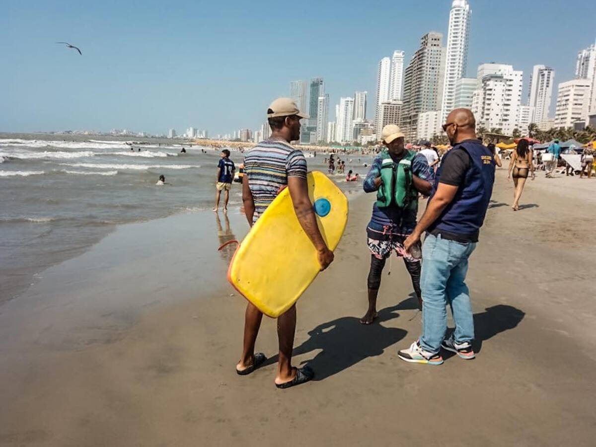 Alcaldía realiza sensibilización a bañistas y servidores turísticos para evitar abusos