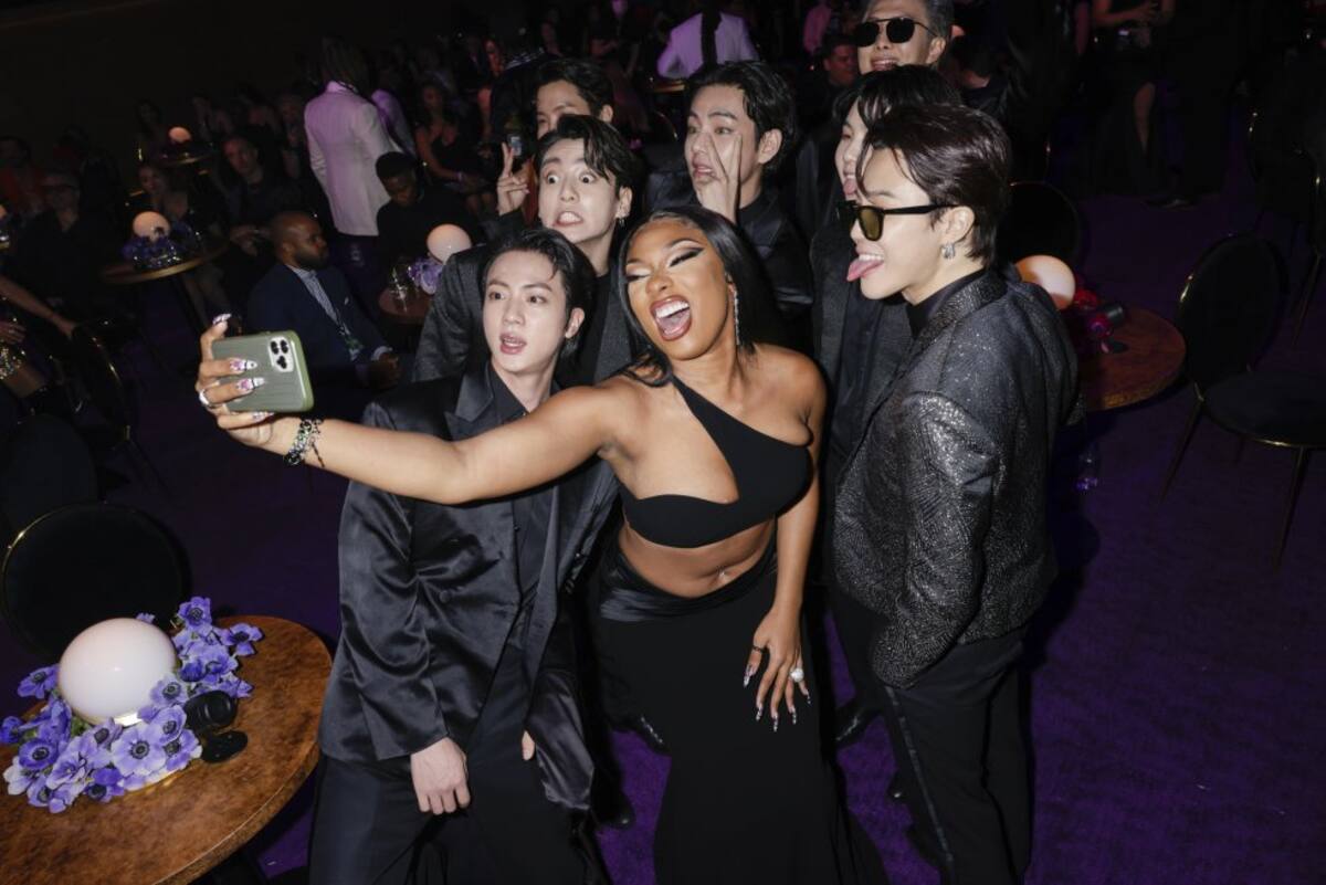 Bangtan tomándose una selfie con Megan Thee Stallion. 