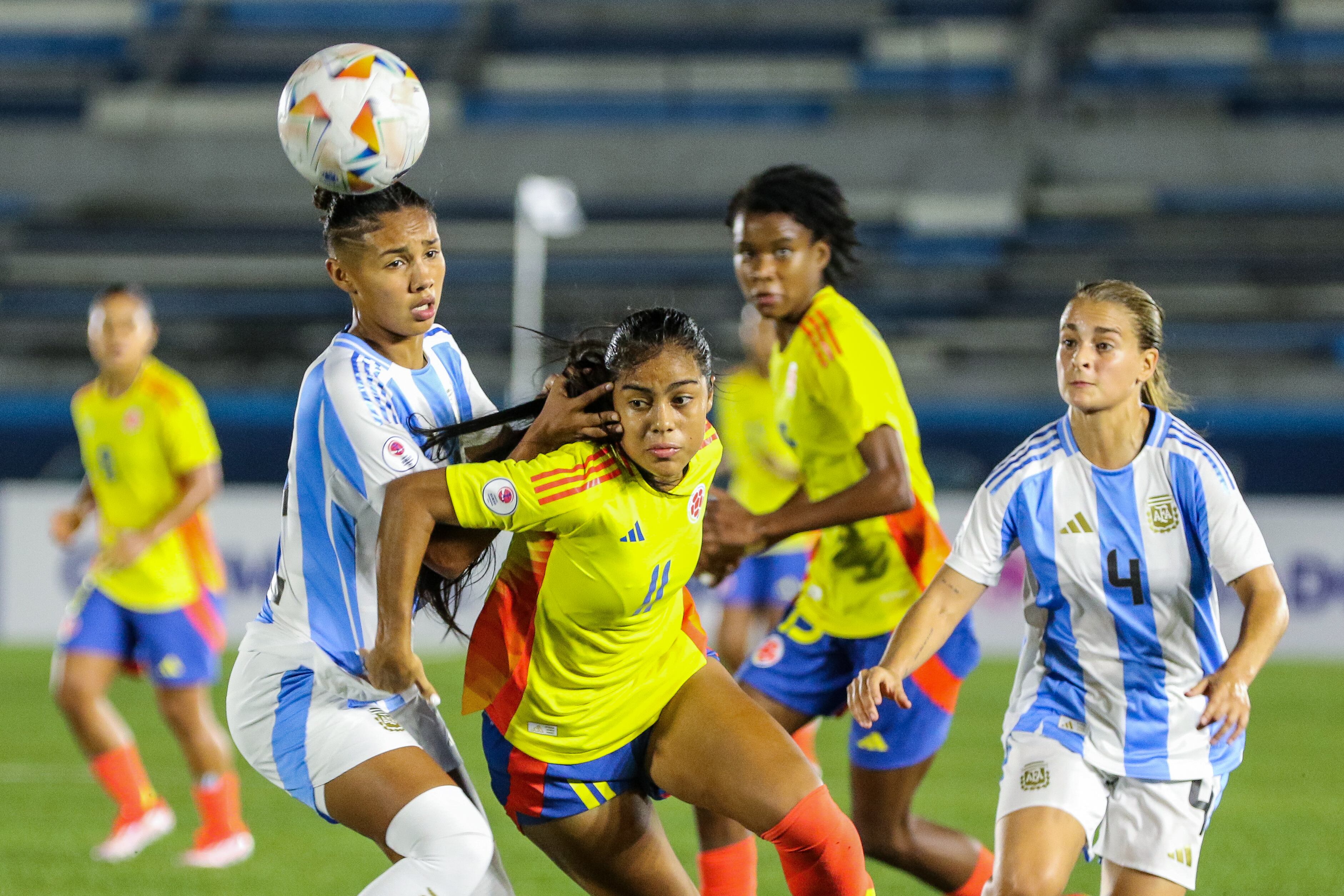 AME2738. GUAYAQUIL (ECUADOR), 02/05/2024.- Sintia Cabezas (c) de Colombia disputa el balón con Camila Ayelén Duarte (i) de Argentina este jueves, en un partido de la cuarta fecha de la ronda final del Sudamericano Femenino sub-20 en el estadio Modelo Alberto Spencer en Guayaquil (Ecuador). EFE/ Jonathan Miranda
