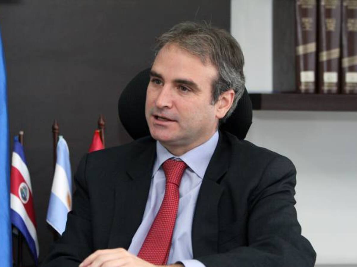 El considerado ‘zar’ de la vigilancia denuncia por injuria a superintendente Robledo