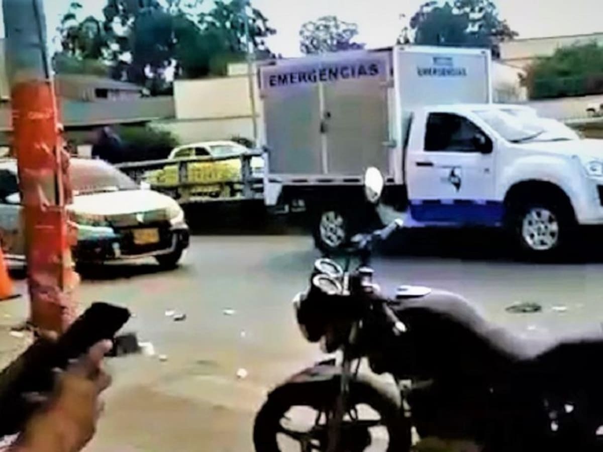 Hombre se desnudó, atacó un vehículo y a un socorrista en Popayán