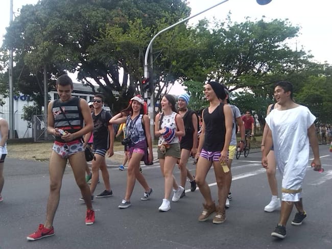 En bóxer, calnzoncillos, tangas, panties o en jean más de 500 personas salieron a marchar por las calles del sur de Medellín, para celebrar el “Día sin Pantalones”, por el cual reclamaron equidad social, libertad de expresión y respeto por la comunidad LGTBI.