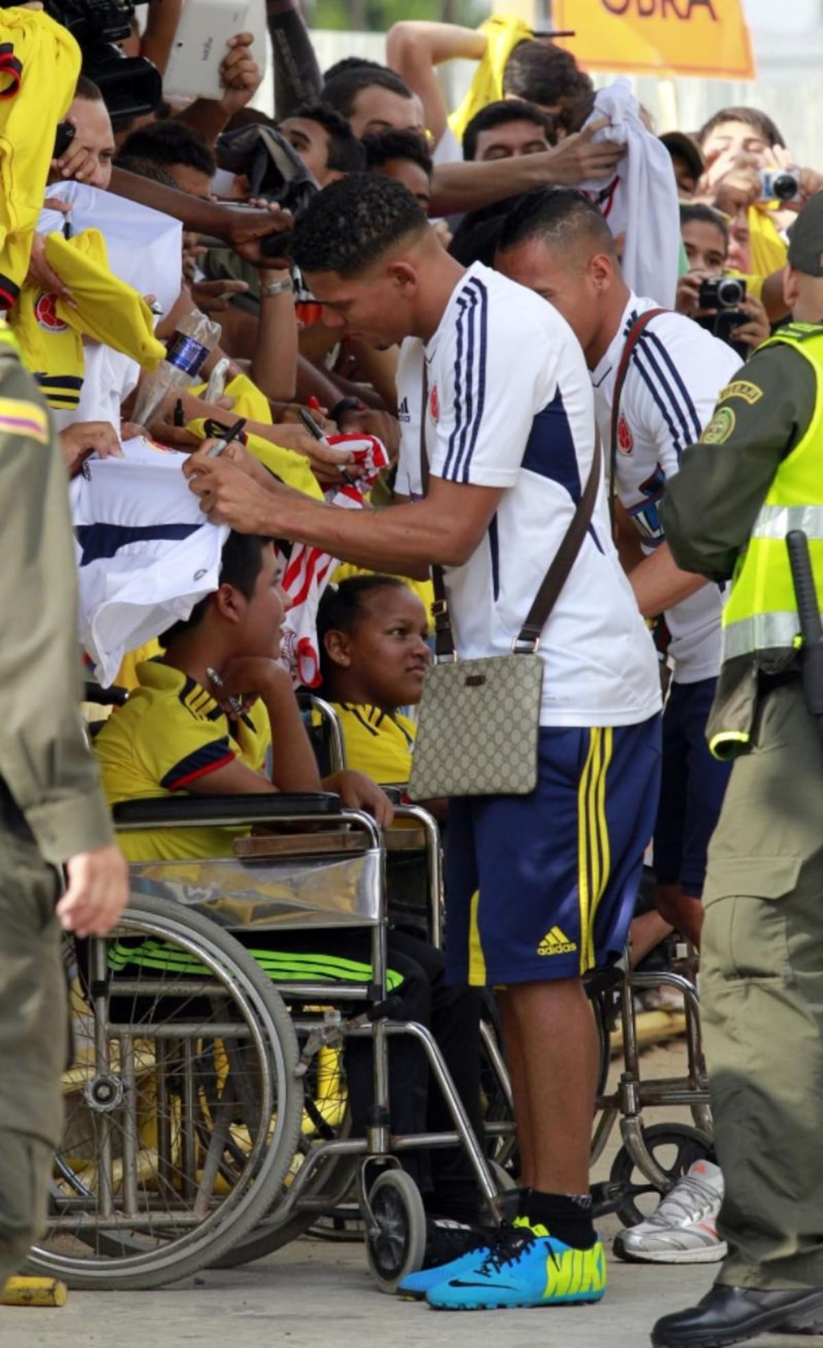 James Rodríguez, Aquivaldo Mosquera, Abel Aguilar entre otros firmaron autógrafos y se tomaron fotos a las afueras del hotel de concentración.
