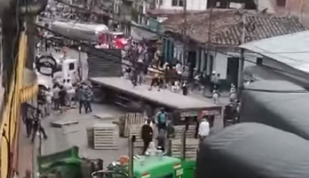 Los vehículos los dejaron sobre la vía nacional. 