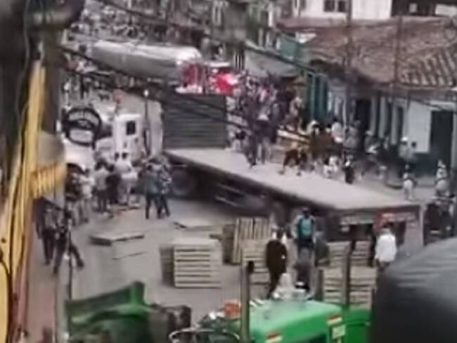 Los vehículos los dejaron sobre la vía nacional.