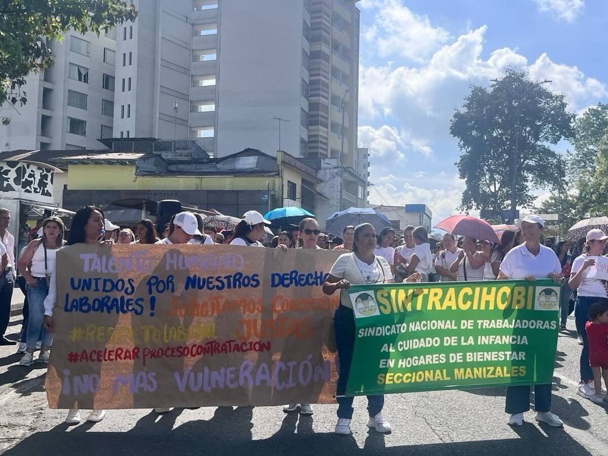 Madres comunitarias en Manizales siguen protestando por falta de contratación.
