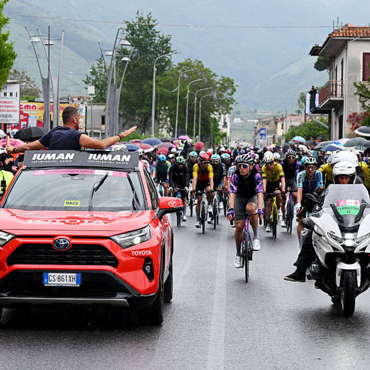 VIDEO | Grave accidente en el Giro de Italia involucró a colombianos: campeón de la carrera abandonó