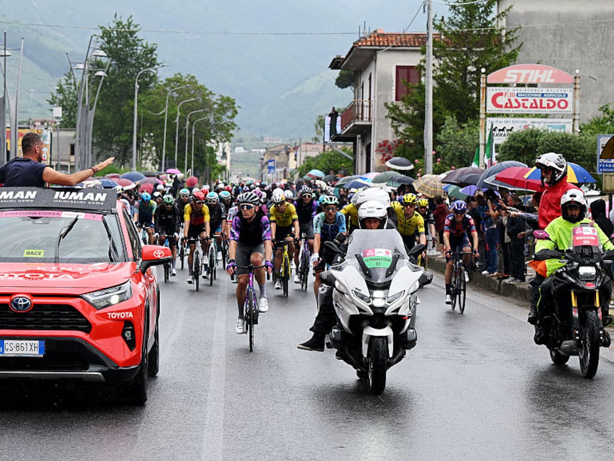 VIDEO | Grave accidente en el Giro de Italia involucró a colombianos: campeón de la carrera abandonó