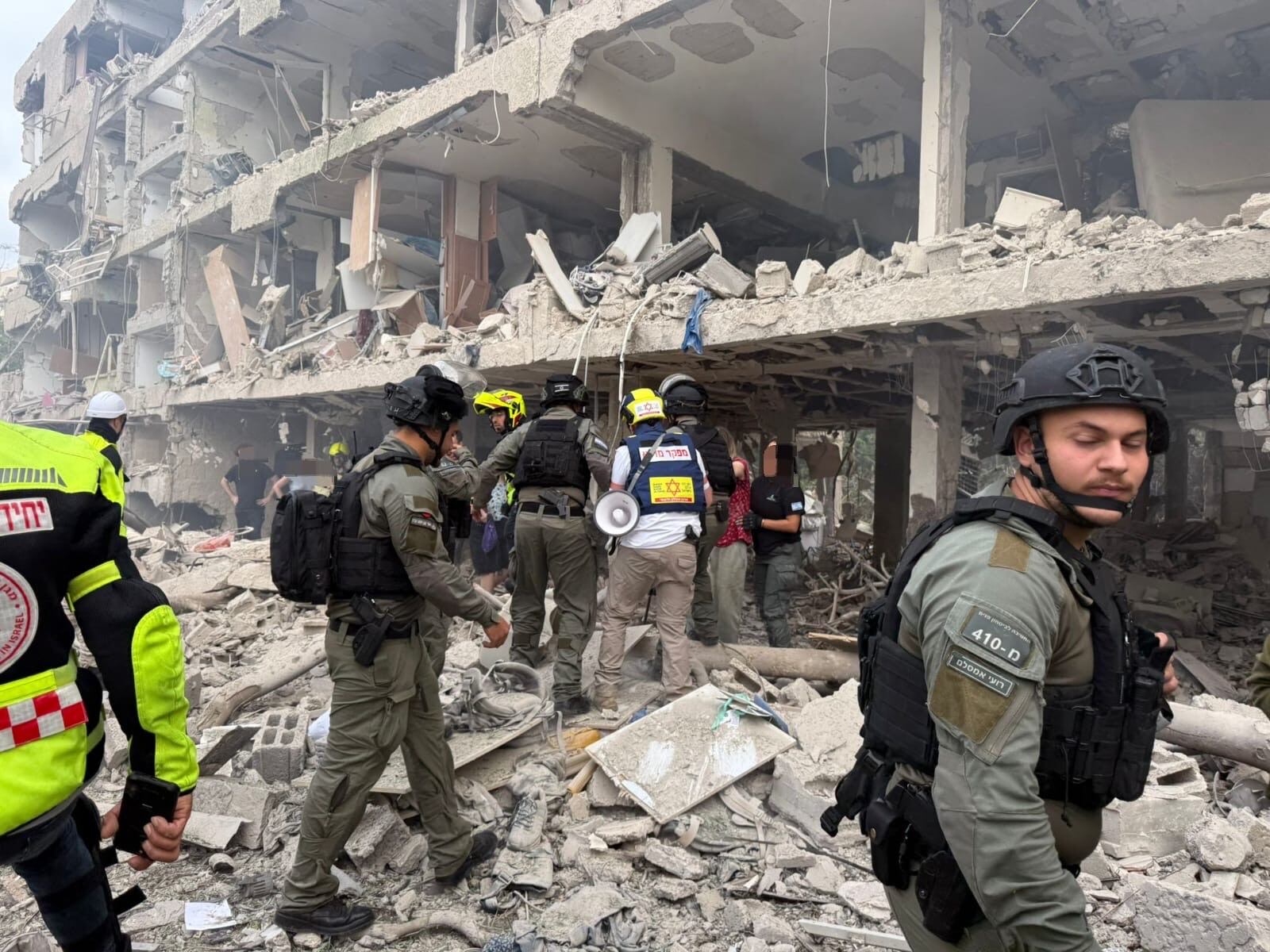 AME7741. TEL AVIV (ISRAEL), 22/06/2025.- Fotografía cedida por el servicio nacional de emergencias Magen David Adom (MDA) donde se observa a integrantes del ejercito reaccionando luego de un ataque por un misil iraní este domingo, en Tel Aviv (Israel). Al menos diez personas resultaron heridas leves en Israel, mientras que un joven de unos 30 años se encuentra en estado moderado, tras la última ondanada de misiles iraníes lanzada esta madrugada contra Israel, en represalia por el bombardeo estadounidense contra las instalaciones nucleares iraníes. EFE/ Servicio De Emergencia De Israel / SOLO USO EDITORIAL/SOLO DISPONIBLE PARA ILUSTRAR LA NOTICIA QUE ACOMPAÑA (CRÉDITO OBLIGATORIO)