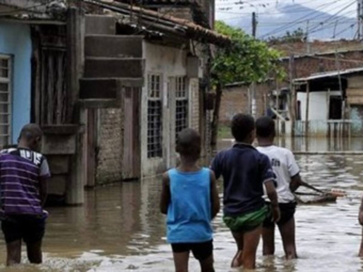 Desbordamiento de río afectó 1.200 familias pobres en el suroeste colombiano