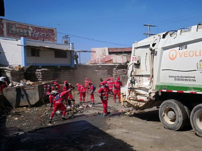 En Cartagena Veolia realiza jornada de limpieza en el mercado de Bazurto