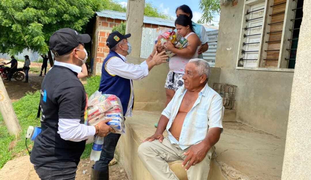 Entrega de mercados en El Carmen de Bolívar.