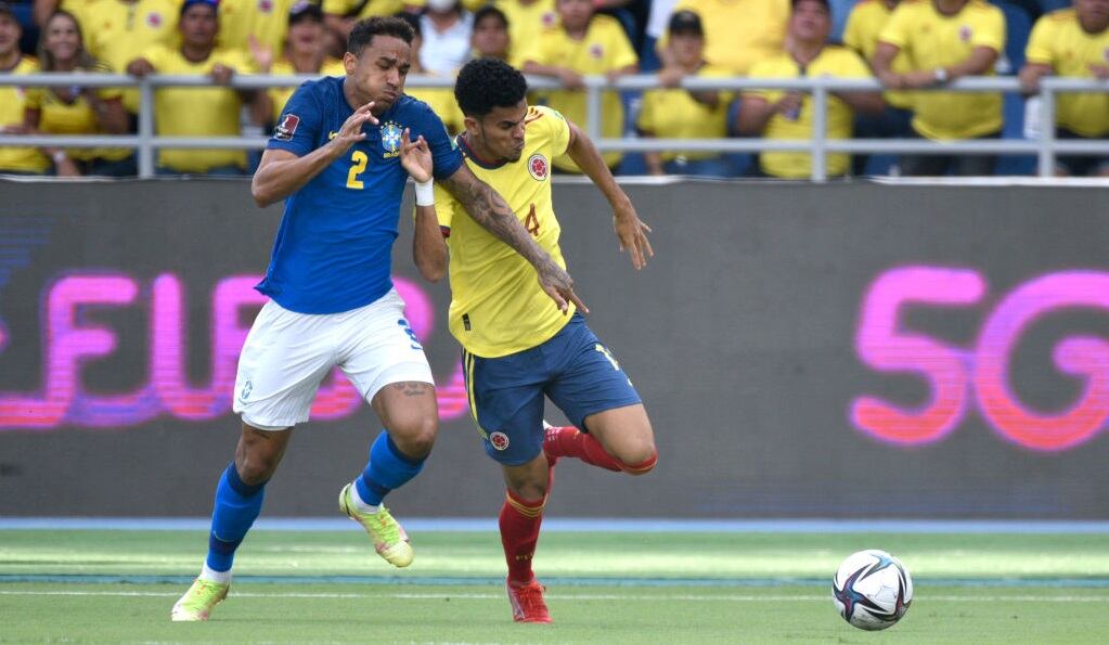 Danilo de Brasil y Luis Díaz de Colombia en un duelo durante el partido por las Eliminatorias al Mundial de Catar 2022  (Photo by Guillermo Legaria/Getty Images)