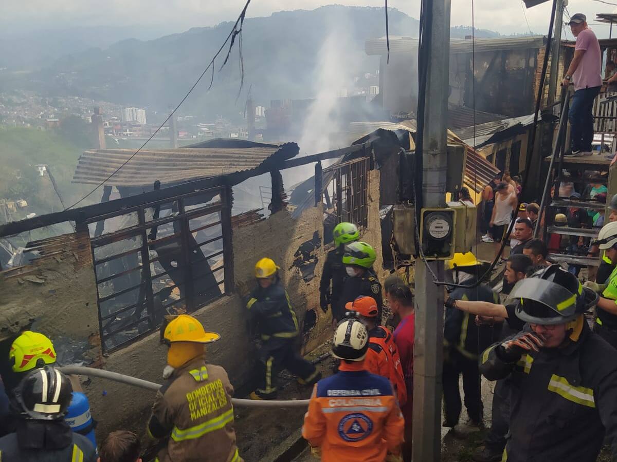 Incendio en el barrio Bajo Andes de Manizales, dejó tres predios afectados