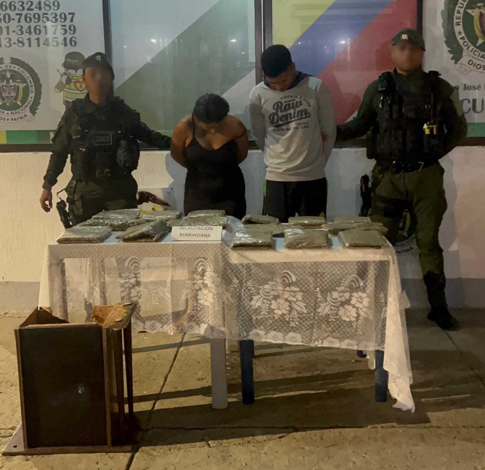 Cuatro capturados, 17 paquetes rectangulares y más de 300 dosis de alucinógenos incautados