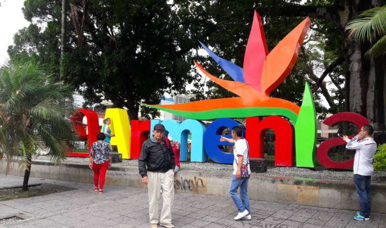 Facebook Caracol radio Armenia 1150am Tw @caracolRArmenia línea WhatsApp 3155681277