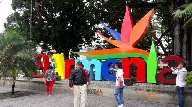 Facebook Caracol radio Armenia 1150am Tw @caracolRArmenia línea WhatsApp 3155681277