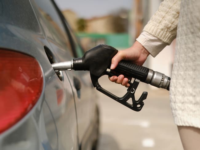 Persona suministrando gasolina a un carro (Foto vía Getty Images)