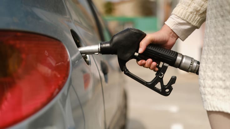 Persona suministrando gasolina a un carro (Foto vía Getty Images)