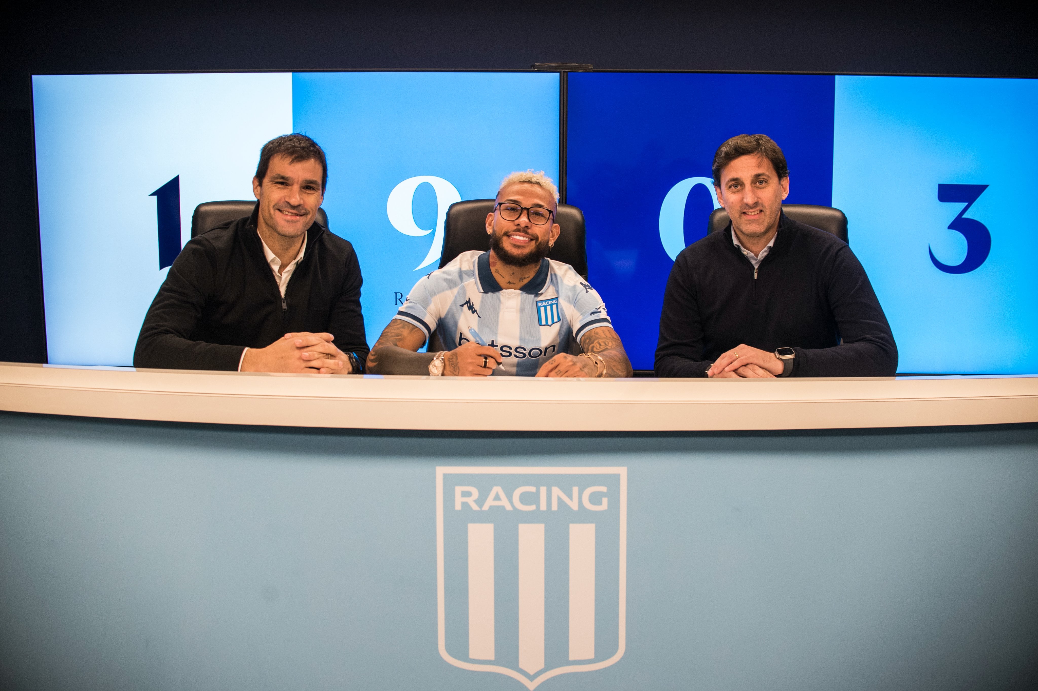 Duván Vergara es presentado oficialmente como nuevo jugador de Racing: tendrá sorpresivo contrato / @RacingClub