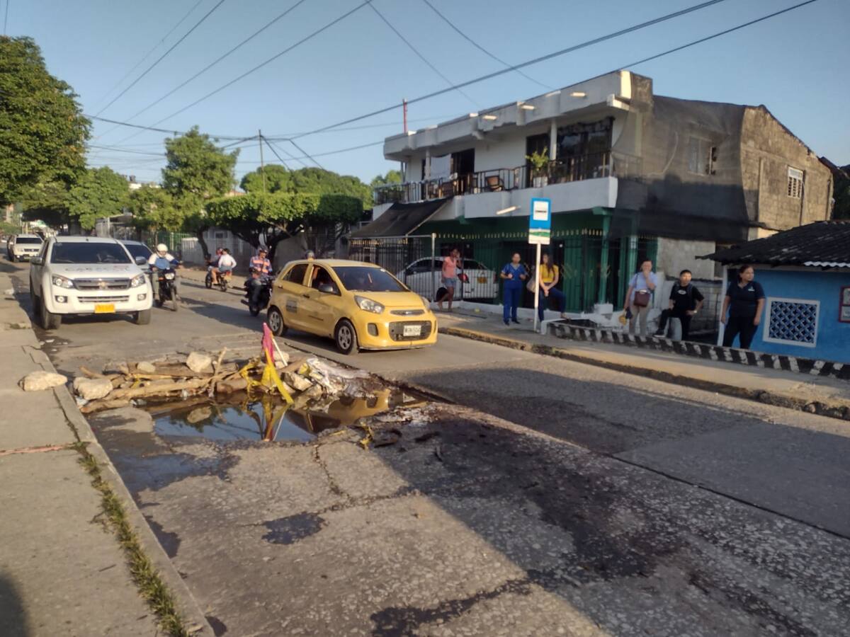 Un “cráter” genera extensos trancones en la Avenida El Consulado