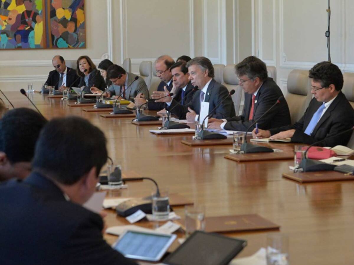 Santos pide a ministros volar en clase económica y ‘apretarse el cinturón’