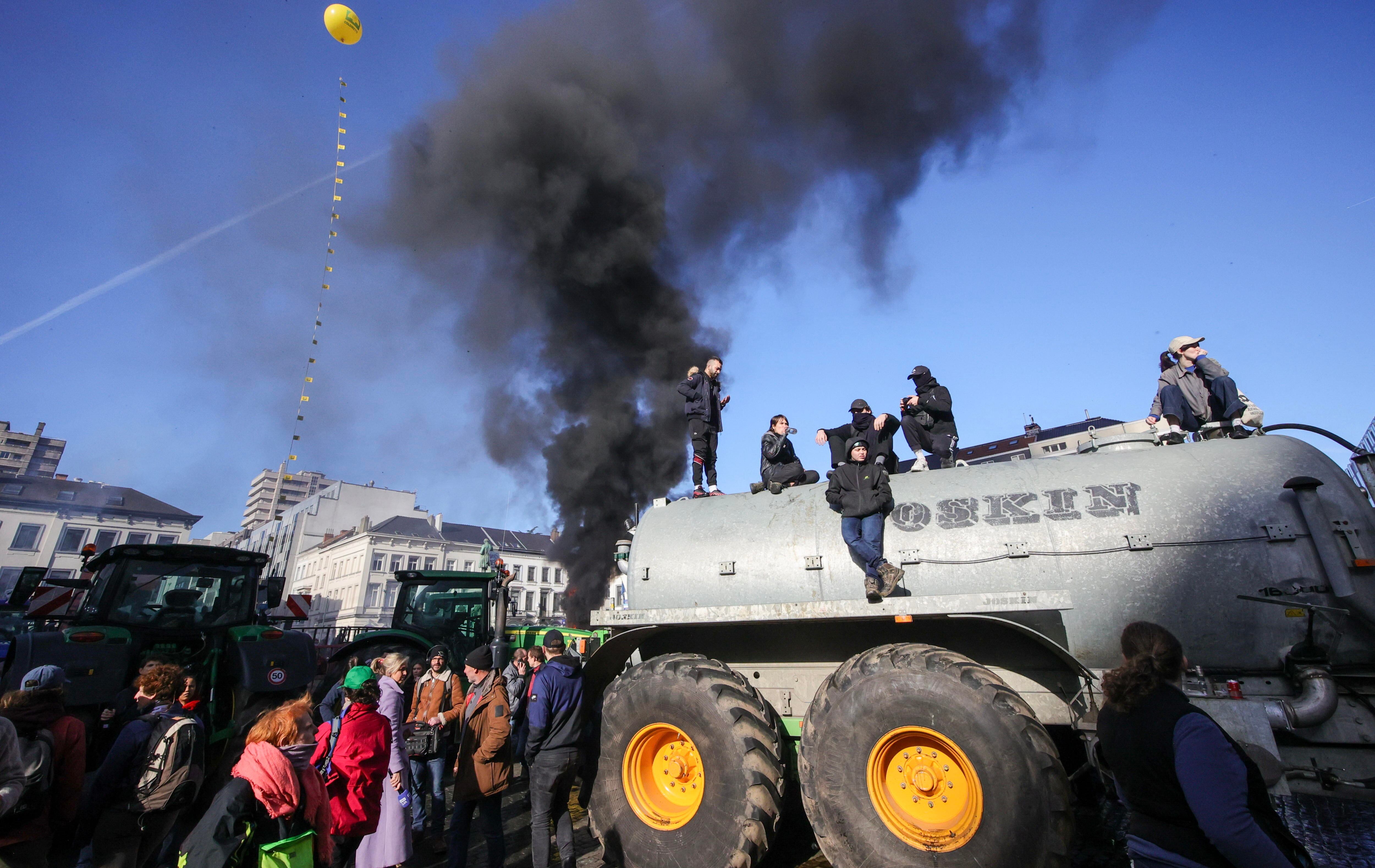 Brussels (Belgium), 01/02/2024.- Farmers sit atop an agricultural machinery during a protest near the European Parliament on the sidelines of a EU summit in Brussels, Belgium, 01 February 2024. Several hundred tractors are expected to converge on Brussels on the sidelines of a European leaders' summit on 01 February, the Walloon Federation of Agriculture (FWA) announced. Farmers are protesting to highlight their declining incomes, overly complex legislation and administrative overload. The discontent among farmers, initially sparked in France, has spilled over into several European countries, including Belgium, particularly in the Walloon region. (Protestas, Bélgica, Francia, Bruselas) EFE/EPA/OLIVIER MATTHYS
