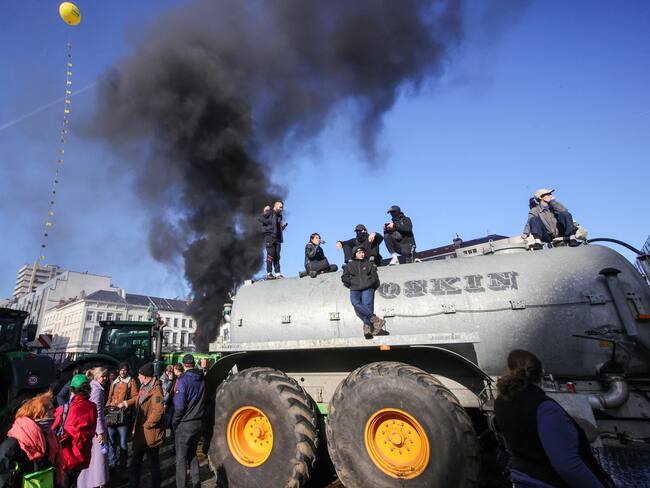 Brussels (Belgium), 01/02/2024.- Farmers sit atop an agricultural machinery during a protest near the European Parliament on the sidelines of a EU summit in Brussels, Belgium, 01 February 2024. Several hundred tractors are expected to converge on Brussels on the sidelines of a European leaders' summit on 01 February, the Walloon Federation of Agriculture (FWA) announced. Farmers are protesting to highlight their declining incomes, overly complex legislation and administrative overload. The discontent among farmers, initially sparked in France, has spilled over into several European countries, including Belgium, particularly in the Walloon region. (Protestas, Bélgica, Francia, Bruselas) EFE/EPA/OLIVIER MATTHYS