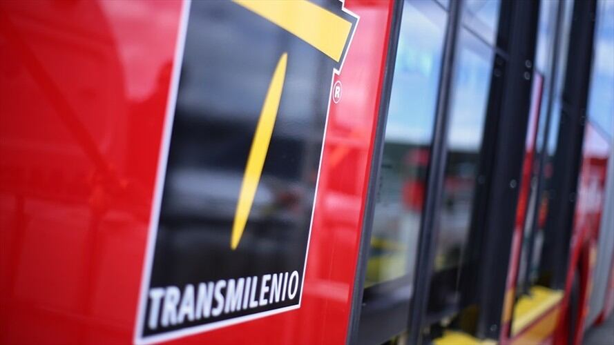 Las autoridades reportaron la captura de tres hombres que intimidaron con armas blancas a los pasajeros de un bus de Transmilenio. Foto: Colprensa
