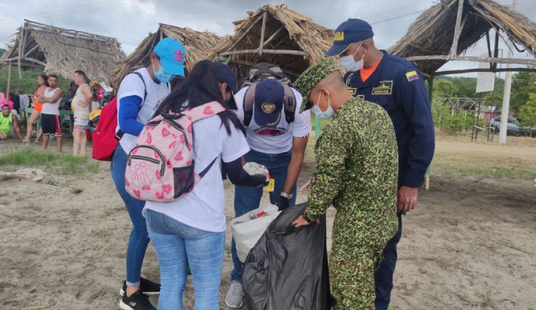 Jornada de limpieza en la playa de Caño dulce
