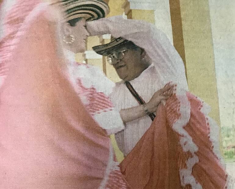 El maestro Efraín Mejía disfrutando de la cumbia.