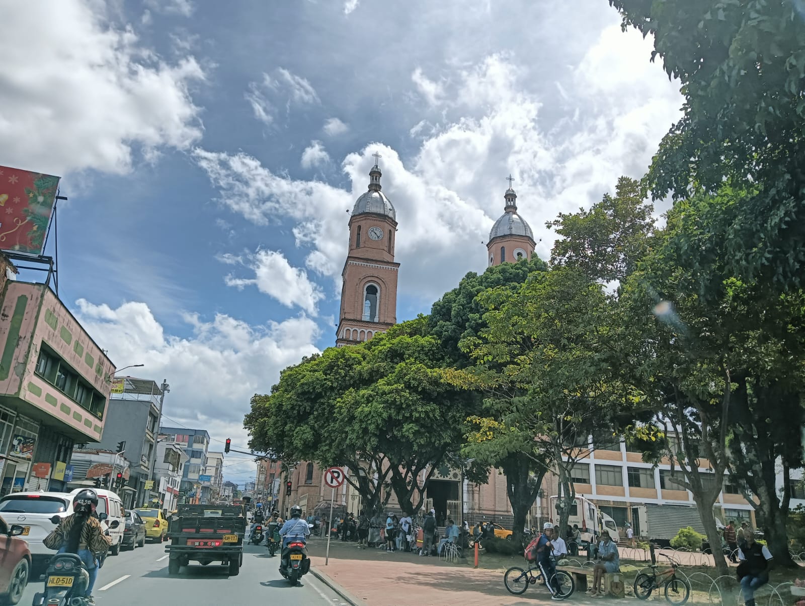 Días soleados en Armenia, al fondo el templo San  Francisco de Asís Foto: Adrián Trejos