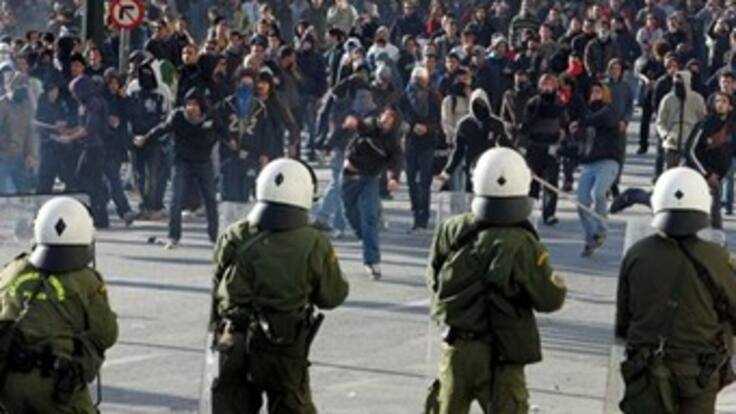 Decenas de heridos y detenidos en disturbios en Atenas contra plan de ajuste