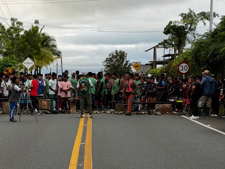 Protesta de comunidades indígenas mantiene bloqueada la vía Medellín-Urabá. Foto: Cortesía.
